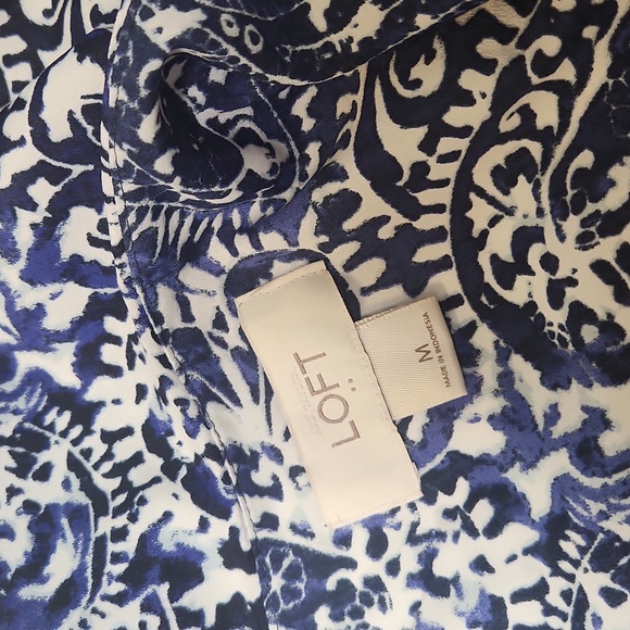 LOFT blue paisley top with ruffle, size M - Picture 5 of 5